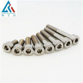 Titaanist kuuskantpeaga poldid